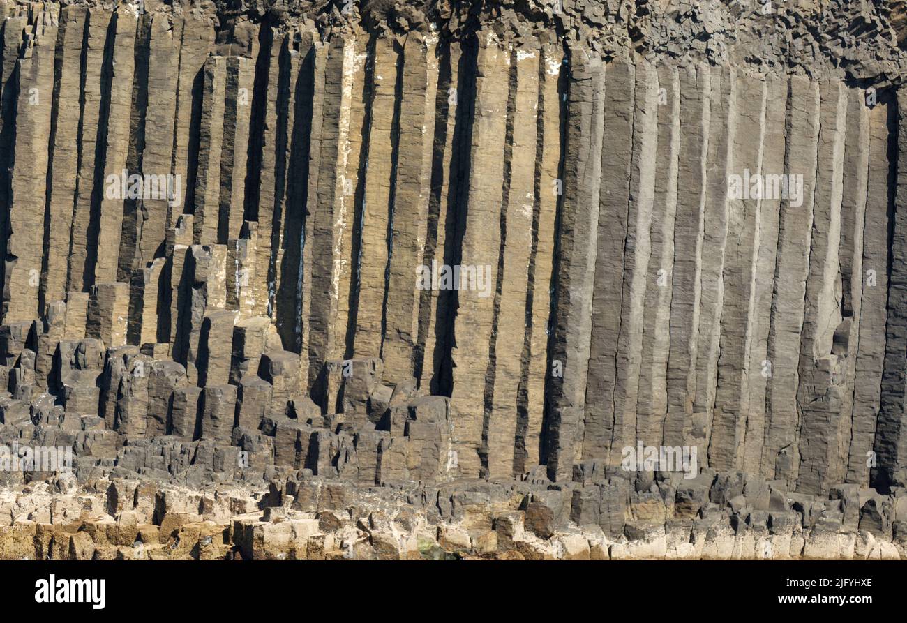 Felswand mit Basaltsäulen, Staffa Island, Innere Hebriden Stockfoto