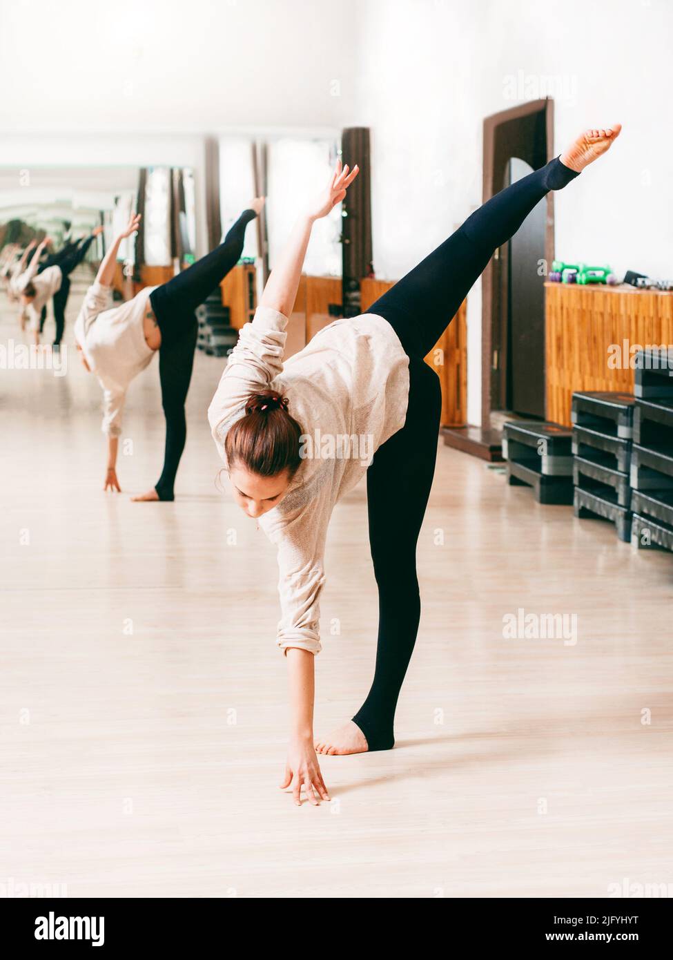 Junge Frau trainiert die Flexibilität Stockfoto