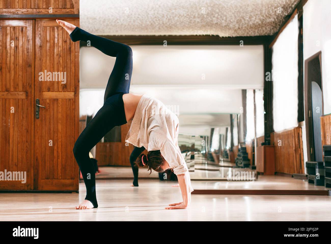 Junge Frau trainiert die Flexibilität Stockfoto