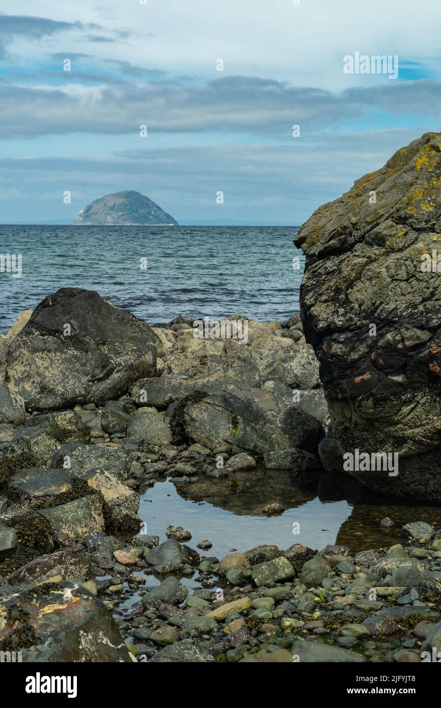 Ailsa Craig von einem Ayrshire Strand Stockfoto