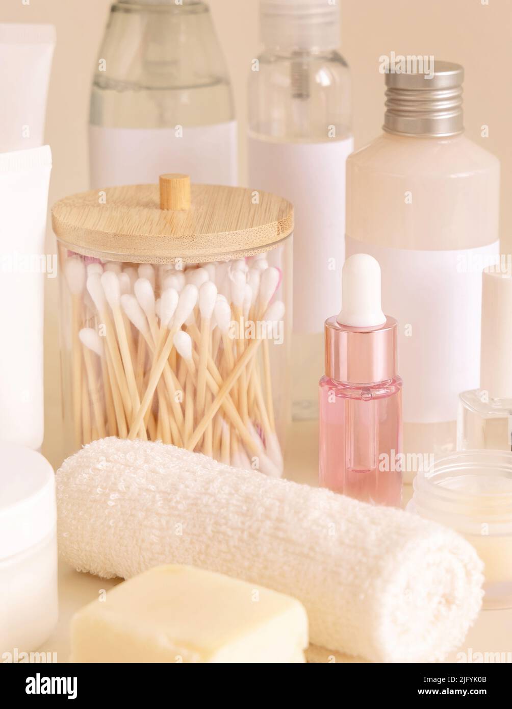 Natürliche Kosmetikartikel, Flaschen und Hautpflegeartikel auf hellgelber Nahaufnahme. Beauty-Produkte. Tägliche Gesichtspflege für Frauen, Spa-Behandlungen Stockfoto