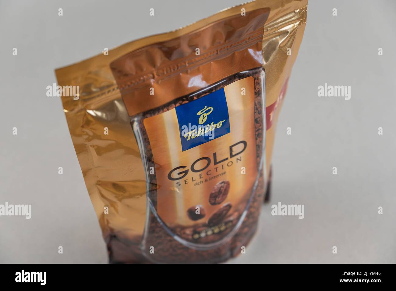 Tchibo Gold Selection Kaffee gegen Grau. Tchibo deutsches Unternehmen in der Produktion von Kaffee, sowie Markenbekleidung, Haushaltsgeräte, Hausgerätes beschäftigt Stockfoto