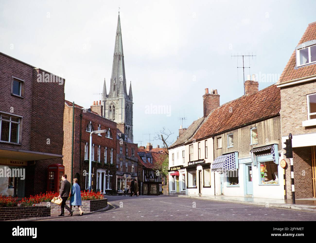 Kirche Saint Wulfram, Geschäfte in der Vine Street, Stadtzentrum von Grantham, Lincolnshire, England, Großbritannien 1967 Stockfoto