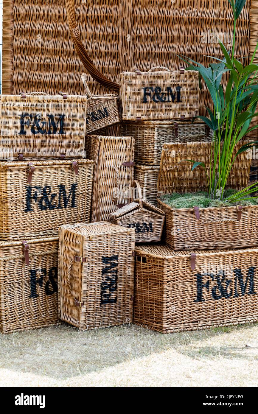 Fortnum & Mason Picknickkörbe zum Verkauf beim Hampton Court Flower Festival, sie waren der offizielle Picknick-Partner für 2022 Stockfoto