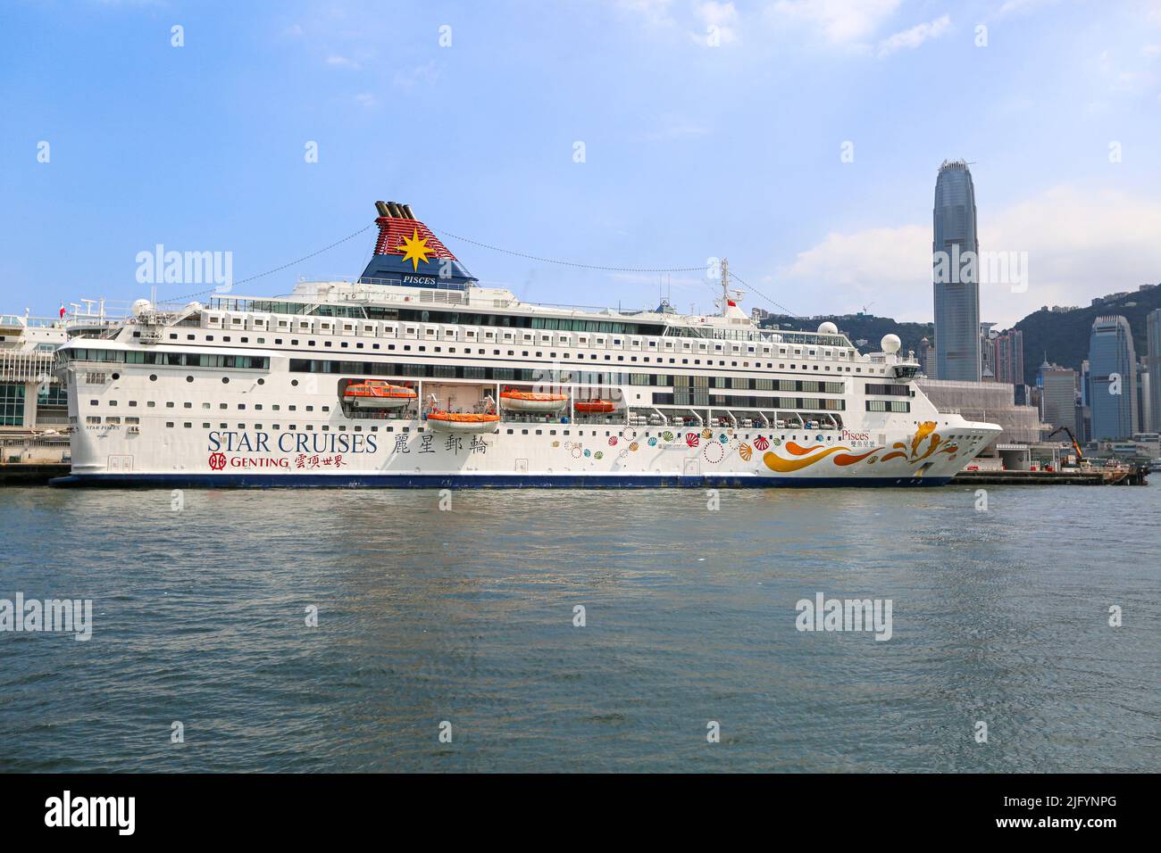 Das Kreuzschiff Star Pisces (Star Cruises) - Genting Hong Kong - 2022 wurde das Schiff in Alang, Indien, für Schrott verkauft. Stockfoto