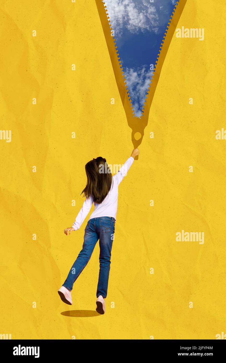 Vertikale Collage Porträt von kleinen Mädchen Hand öffnen unzip blauen Himmel Welt isoliert auf kreativen gelben Hintergrund Stockfoto