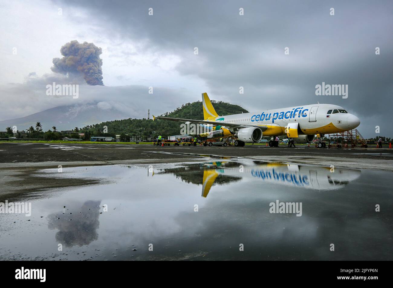 Vulkanausbruch Mayon, Cebu Pacific Flugzeug Reflection in Legazpi Flughafen, Bicol, Philippinen Naturkatastrophe, Philippinen Vulkanausbruch Stockfoto