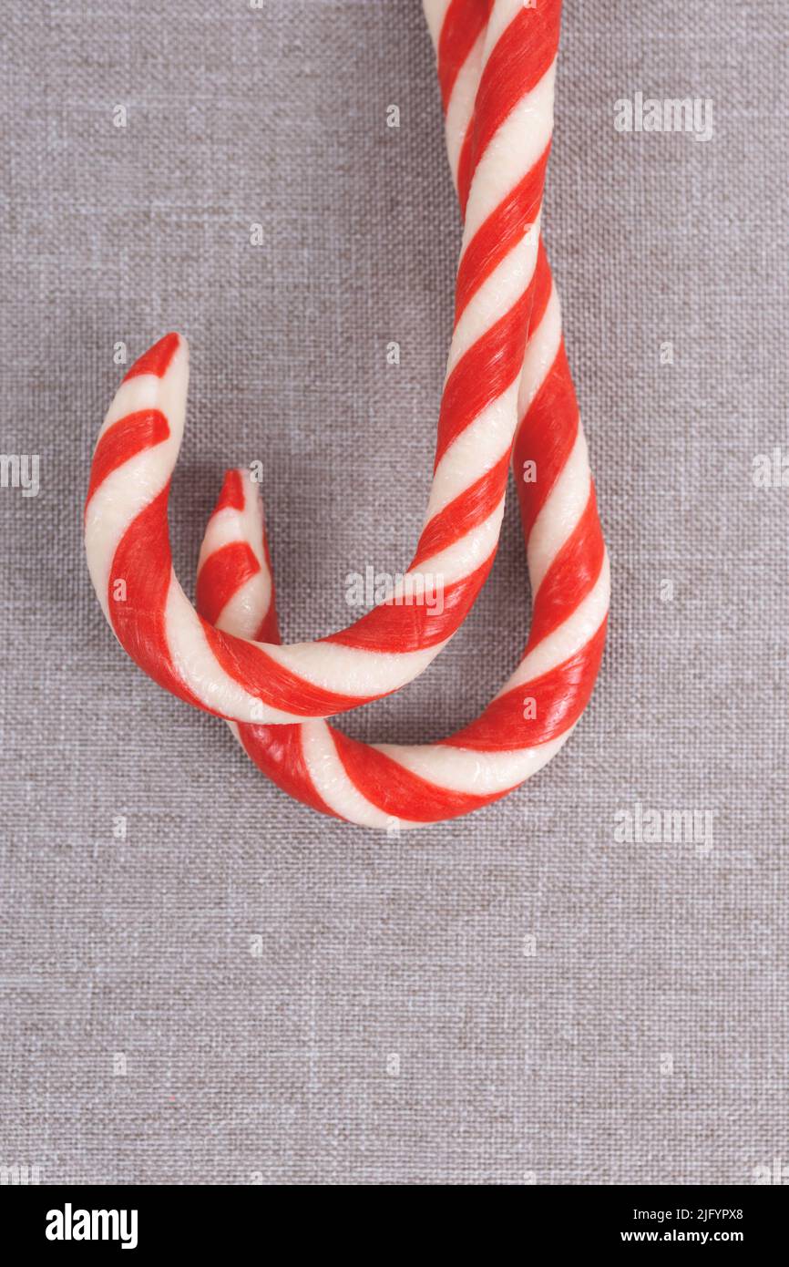 Bonbonkannen auf grauer Baumwolltischdecke. Weihnachtsgeschenke. Stockfoto