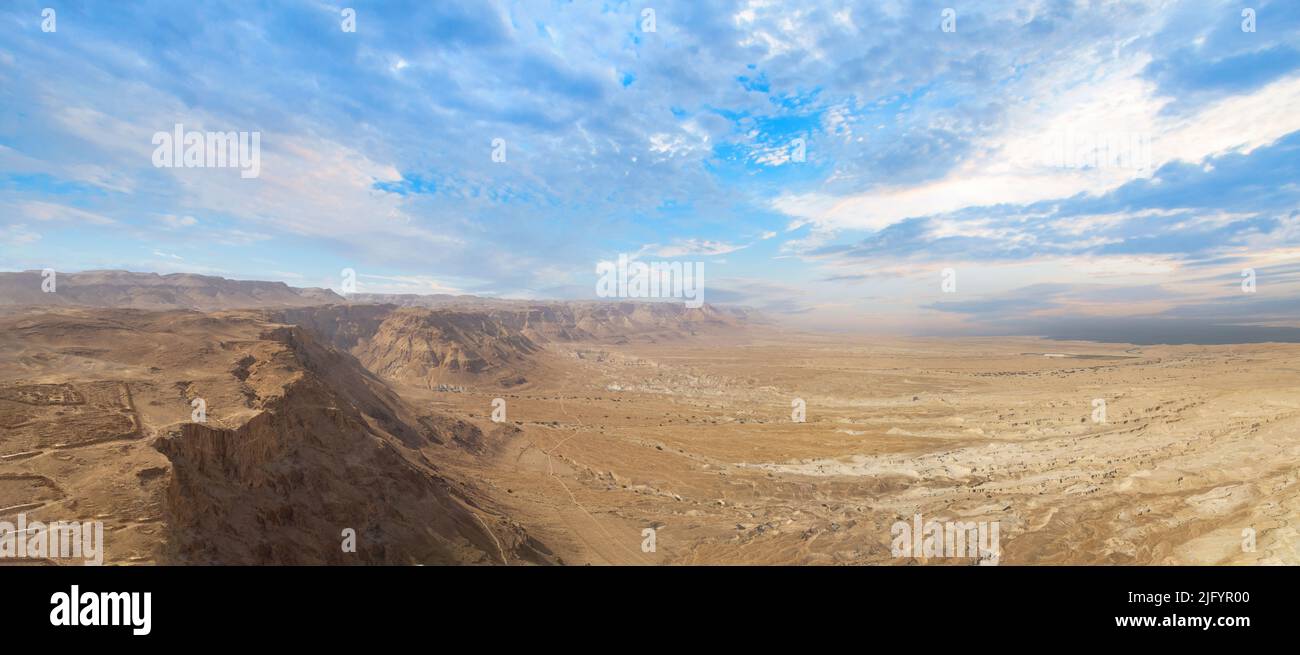 Israel Panoramablick von der Masada-Festung im Nationalpark in der Wüste Negev Judaean in der Nähe des Toten Meeres. Stockfoto