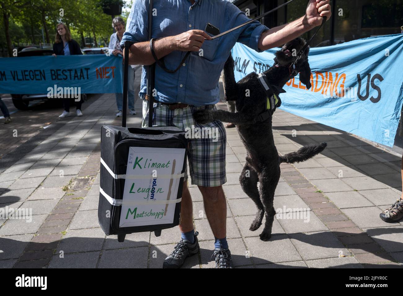 2022-07-06 09:26:00 AMSTERDAM - Fossielvrij NL und Reclame Fossielvrij bereiten sich auf ihren marsch vor das Gericht von Amsterdam vor. Die Stiftung Fossielvrij NL führt eine Klage gegen KLM fort. Die Umweltorganisation ist der Ansicht, dass die Fluggesellschaft die Verbraucher immer noch mit Werbung für nachhaltiges Fliegen irreführt. ANP EVERT ELZINGA niederlande Out - belgien Out Stockfoto