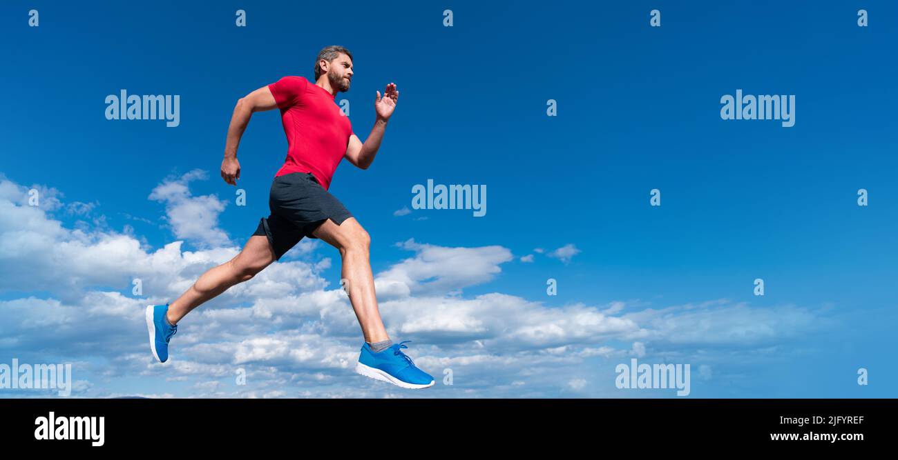 Mann läuft und springt, Banner mit Copy Space. Herausforderung und Wettbewerb. marathon-Geschwindigkeit. Sportathlet laufen schnell, um zu gewinnen. Stockfoto
