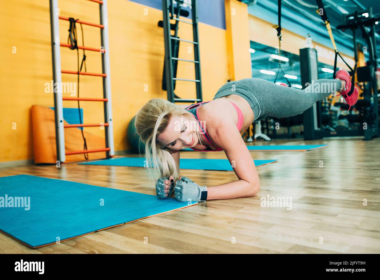 Fitness Girl Training trx Workout im Fitnessstudio Stockfoto