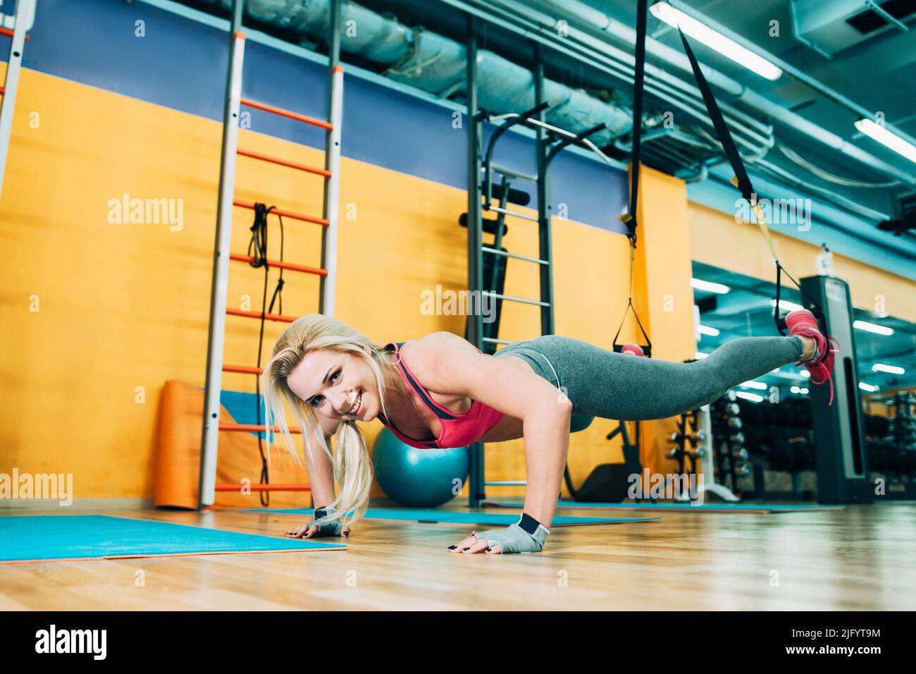 Fitness Girl Training trx Workout im Fitnessstudio Stockfoto
