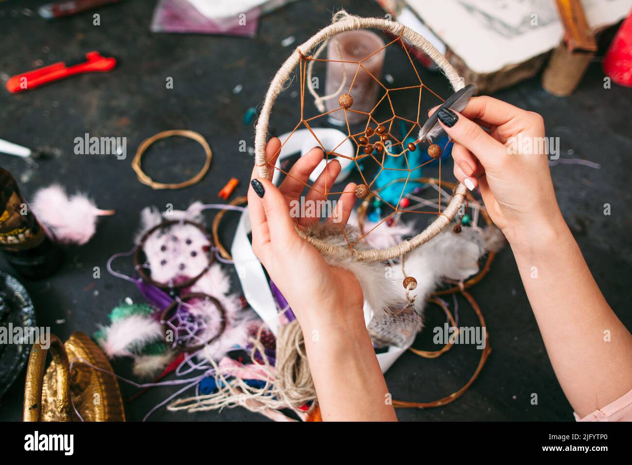 Craftman zeigt Dreamcatcher. Stockfoto