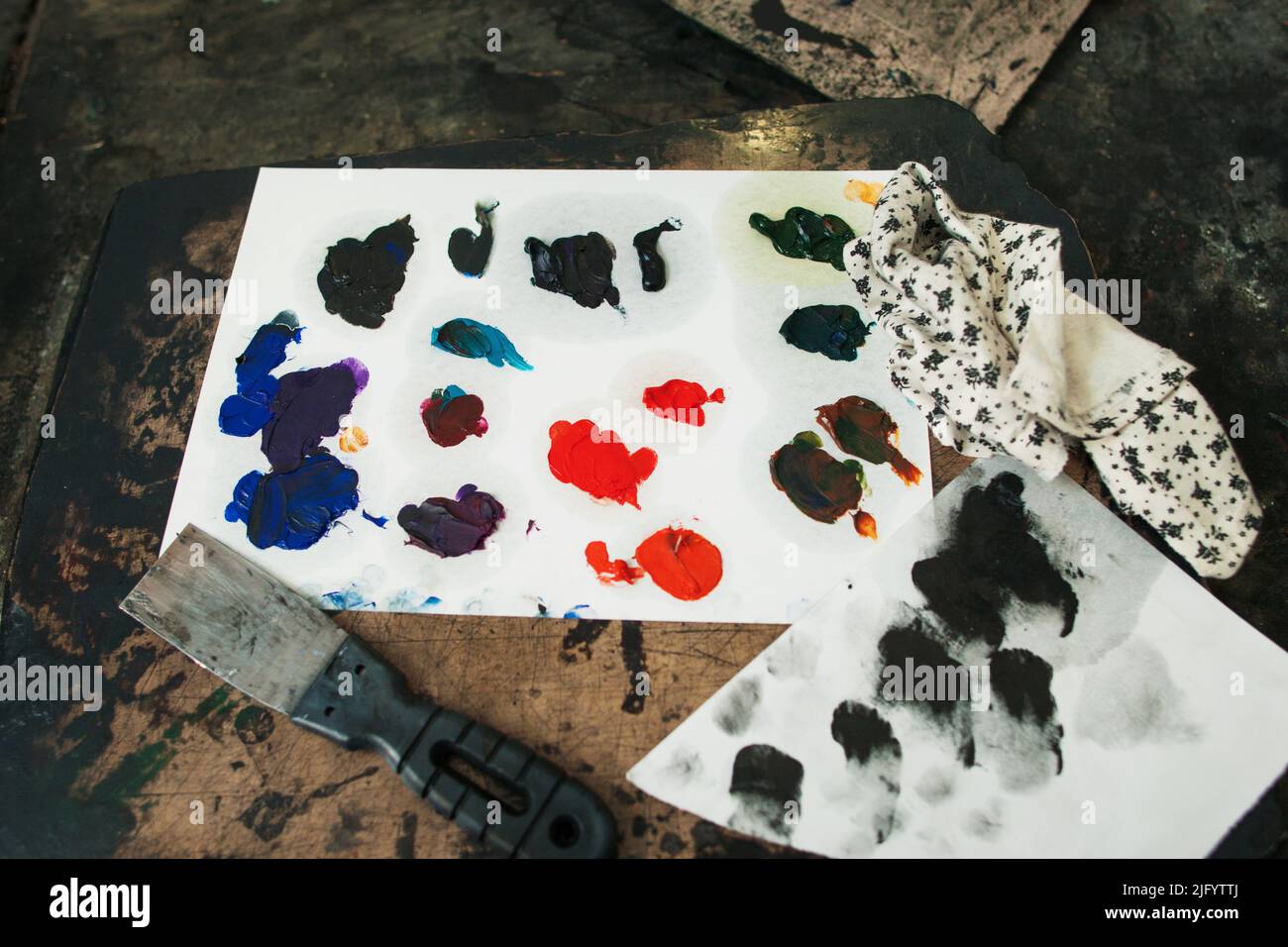 Bunt gemischter Ölfarbe schmiert mit Palettenmesser Stockfoto