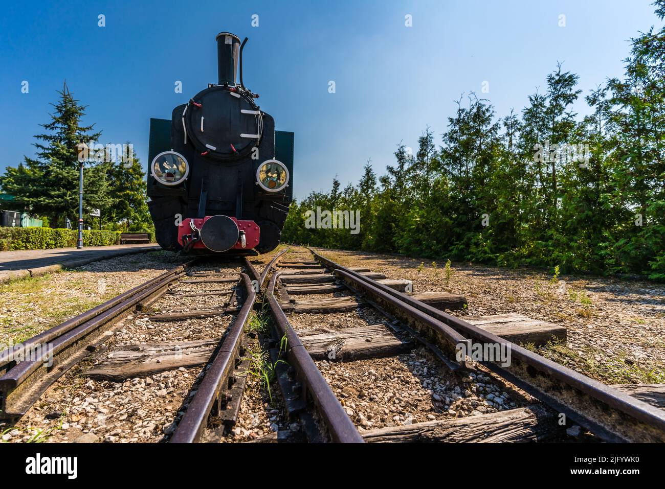 Die alte, ausgediente Schmalspurlokomotive im Museum in Wenecja in Polen Stockfoto