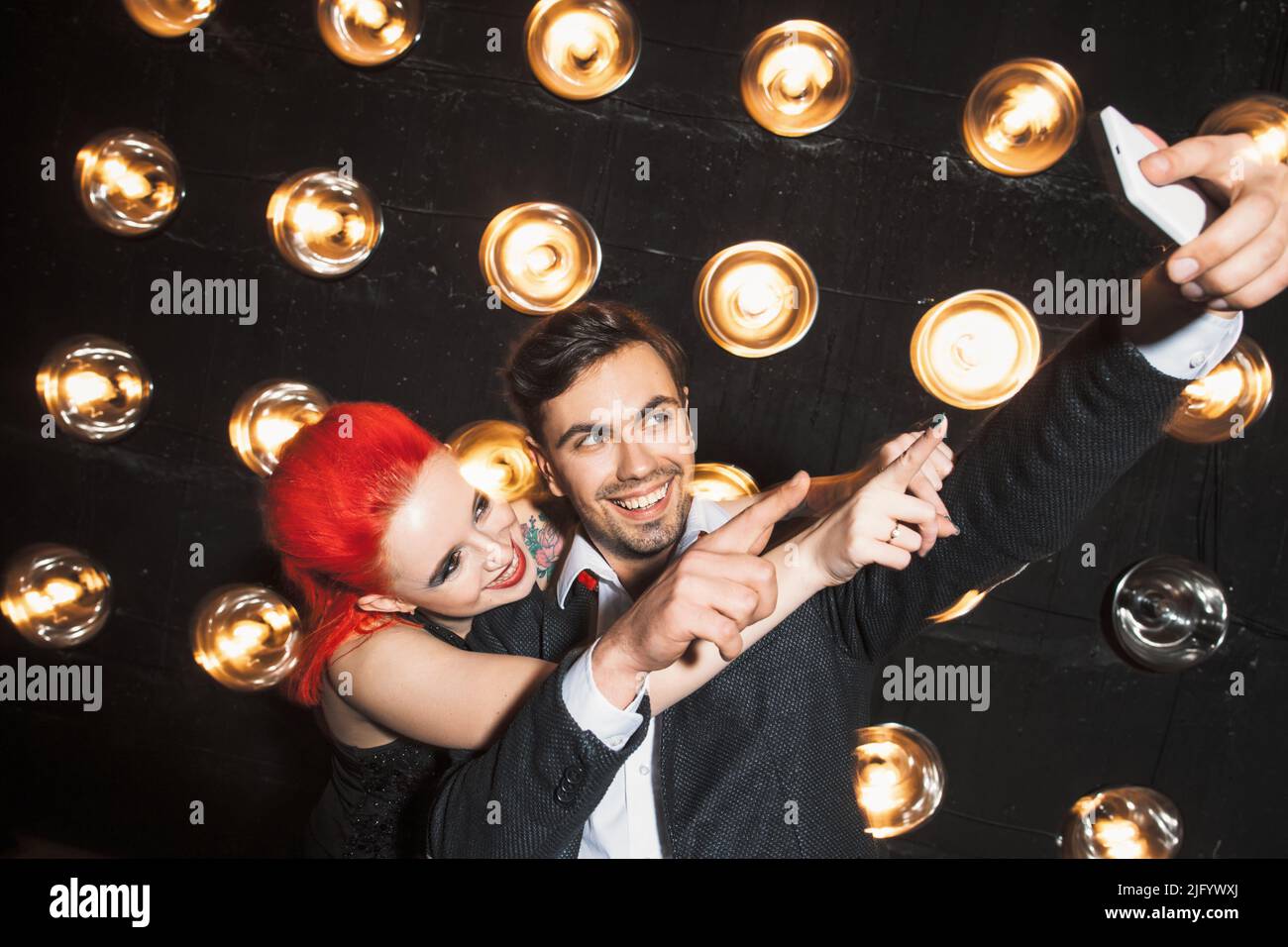 Happy Couple Nachtclub Party Selfie Konzept Stockfoto