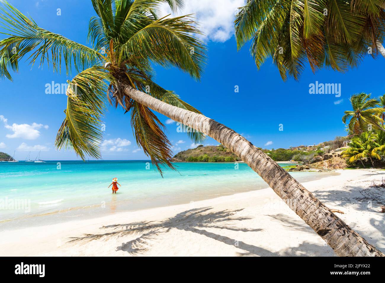 Fröhliche Frau beim Sonnenbaden im kristallklaren Karibischen Meer, Antigua, Leeward Islands, Westindien, Karibik, Mittelamerika Stockfoto