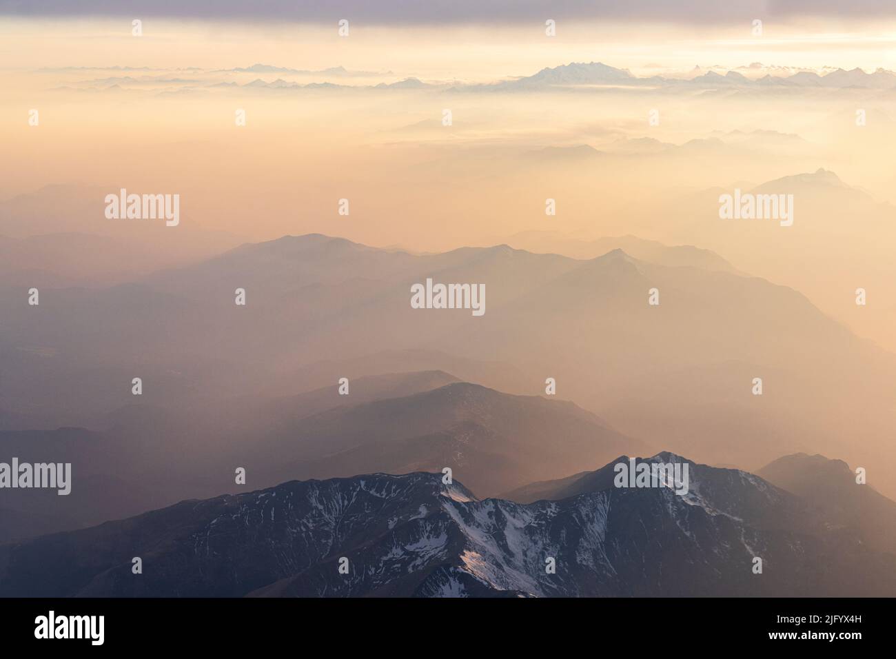 Nebelschwaden bei Sonnenuntergang über den majestätischen Lepontine Alpen und dem Monte Rosa in den Wolken, Blick aus dem Flugzeug, Schweiz, Europa Stockfoto