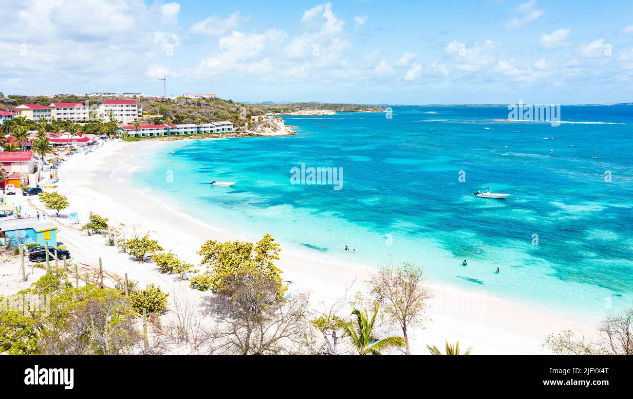Luftaufnahme eines Luxusresorts am weißen Sandstrand, der vom türkisfarbenen Karibischen Meer, Long Bay, Antigua, Westindien, Karibik, Mittelamerika Stockfoto