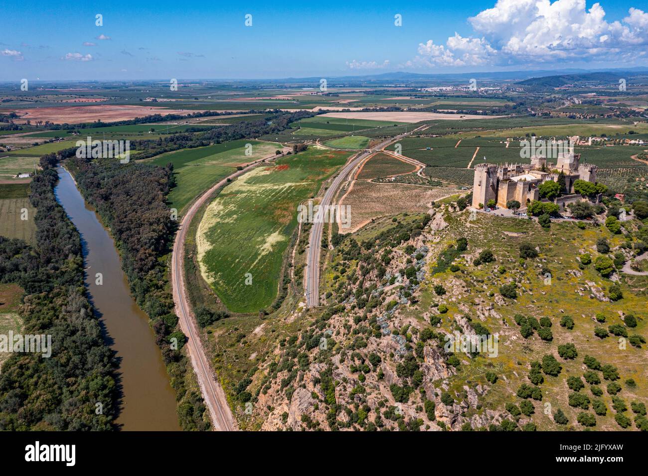 Luftaufnahme des Schlosses von Almodovar del Rio am Guadalquivir-Fluss, Andalusien, Spanien, Europa Stockfoto
