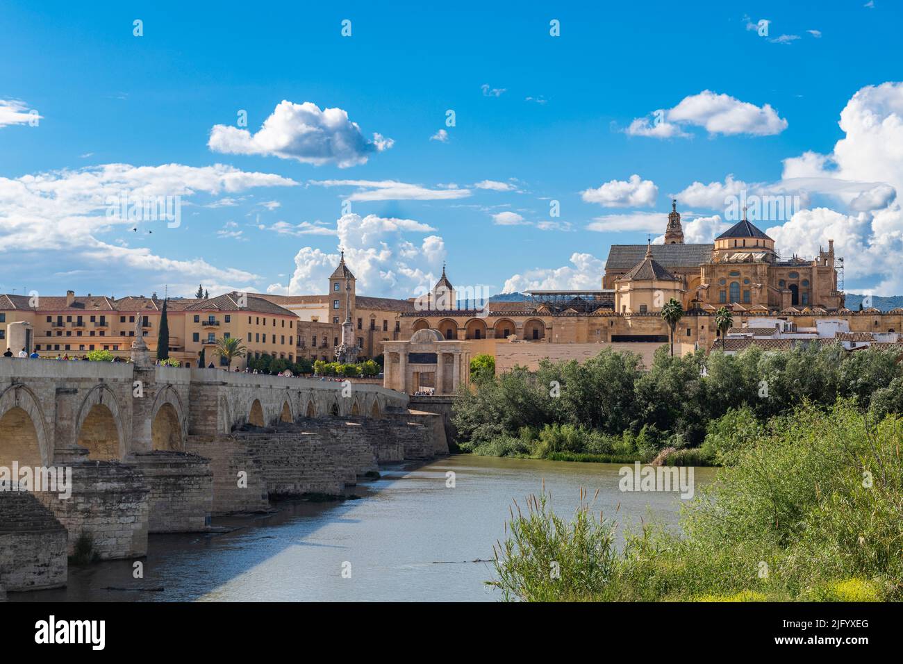 Historische römische Brücke über den Guadalquivir-Fluss mit der Mezquita im Hintergrund, UNESCO-Weltkulturerbe, Cordoba, Andalusien, Spanien, Europa Stockfoto