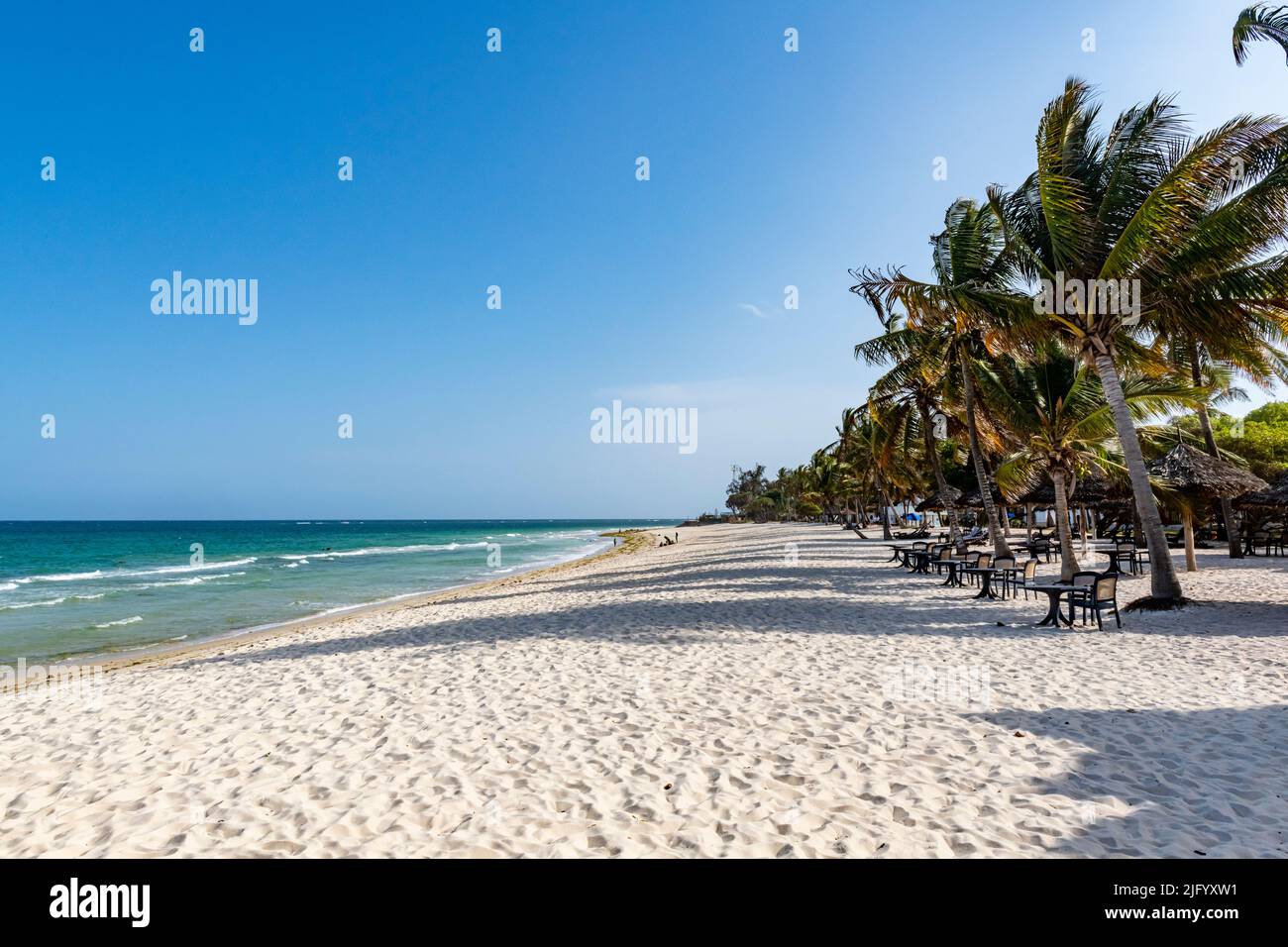Weißer Sand von Diani Beach, Kenia, Indischer Ozean, Ostafrika, Afrika Stockfoto