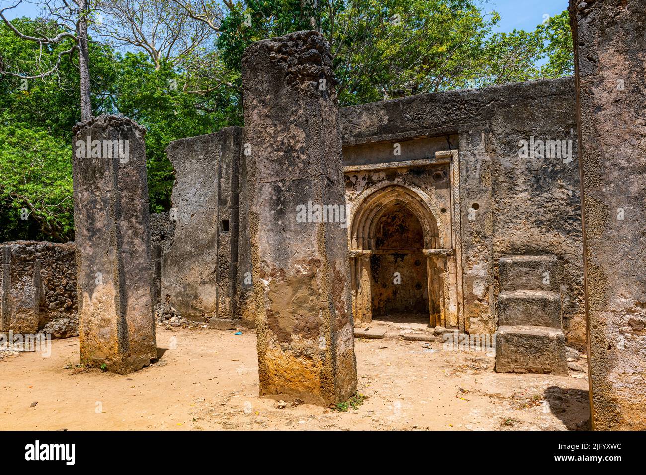 Ruinen mittelalterlicher Suaheli-Küstensiedlungen von Gedi, Kilifi, Kenia, Ostafrika, Afrika Stockfoto