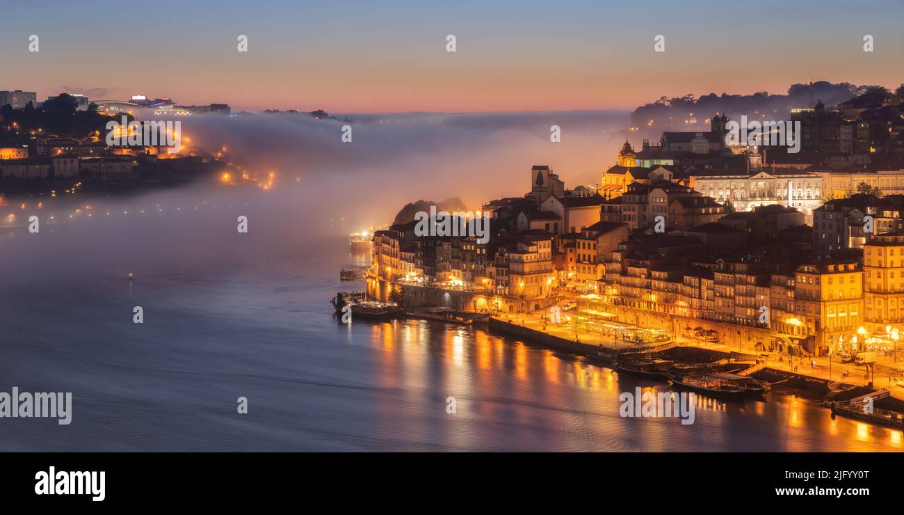 Porto bei Sonnenuntergang mit dem Meeresnebel, Porto, Portugal, Europa Stockfoto