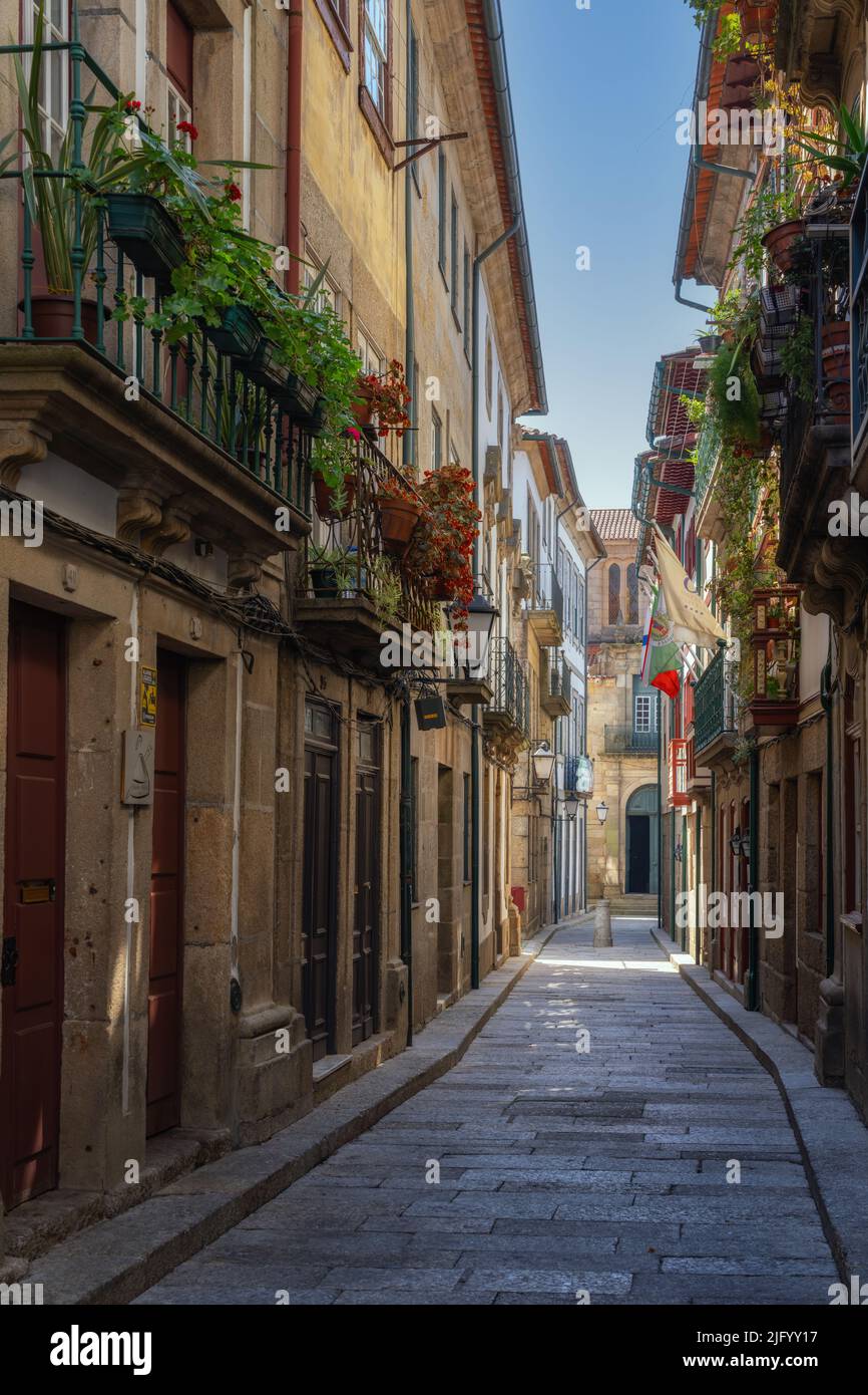 Historische Straße in Guimaraes, UNESCO-Weltkulturerbe, Norte, Portugal, Europa Stockfoto