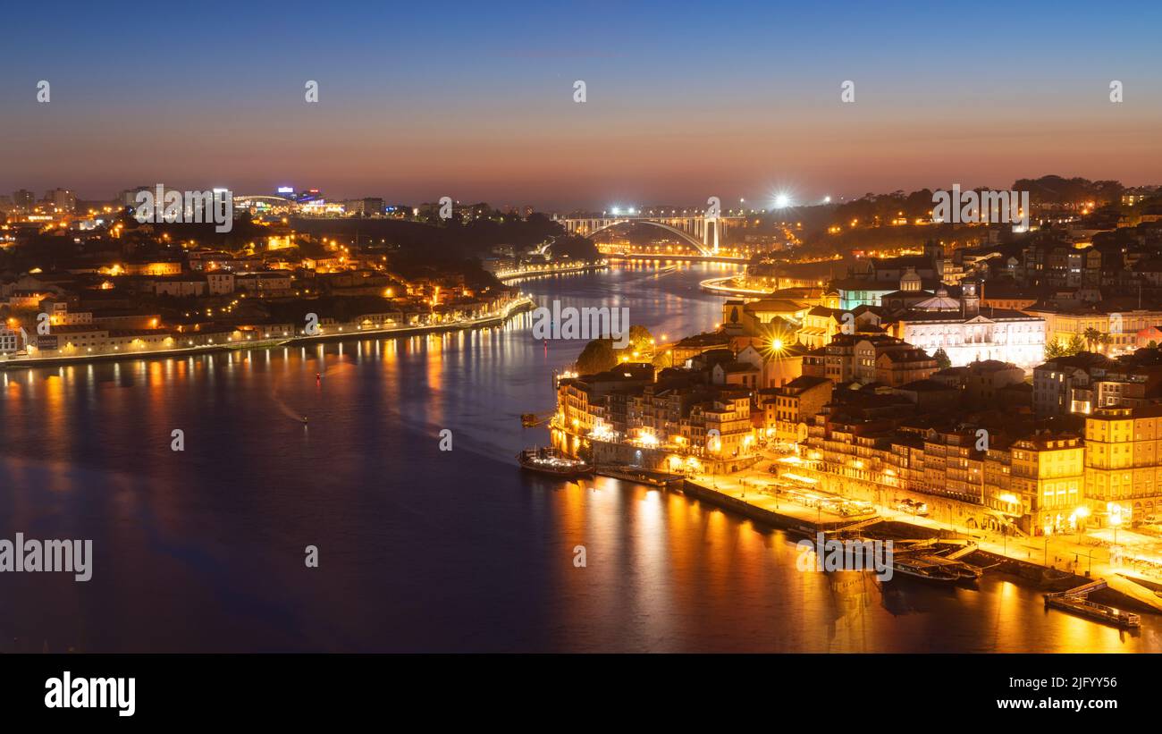 Skyline der historischen Stadt Porto bei Nacht mit der Brücke Ponte de Arrabida im Hintergrund, Porto, Portugal, Europa Stockfoto