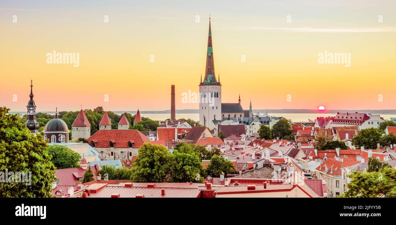 Blick über die Altstadt zur St. Olaf-Kirche bei Sonnenaufgang, UNESCO-Weltkulturerbe, Tallinn, Estland, Europa Stockfoto