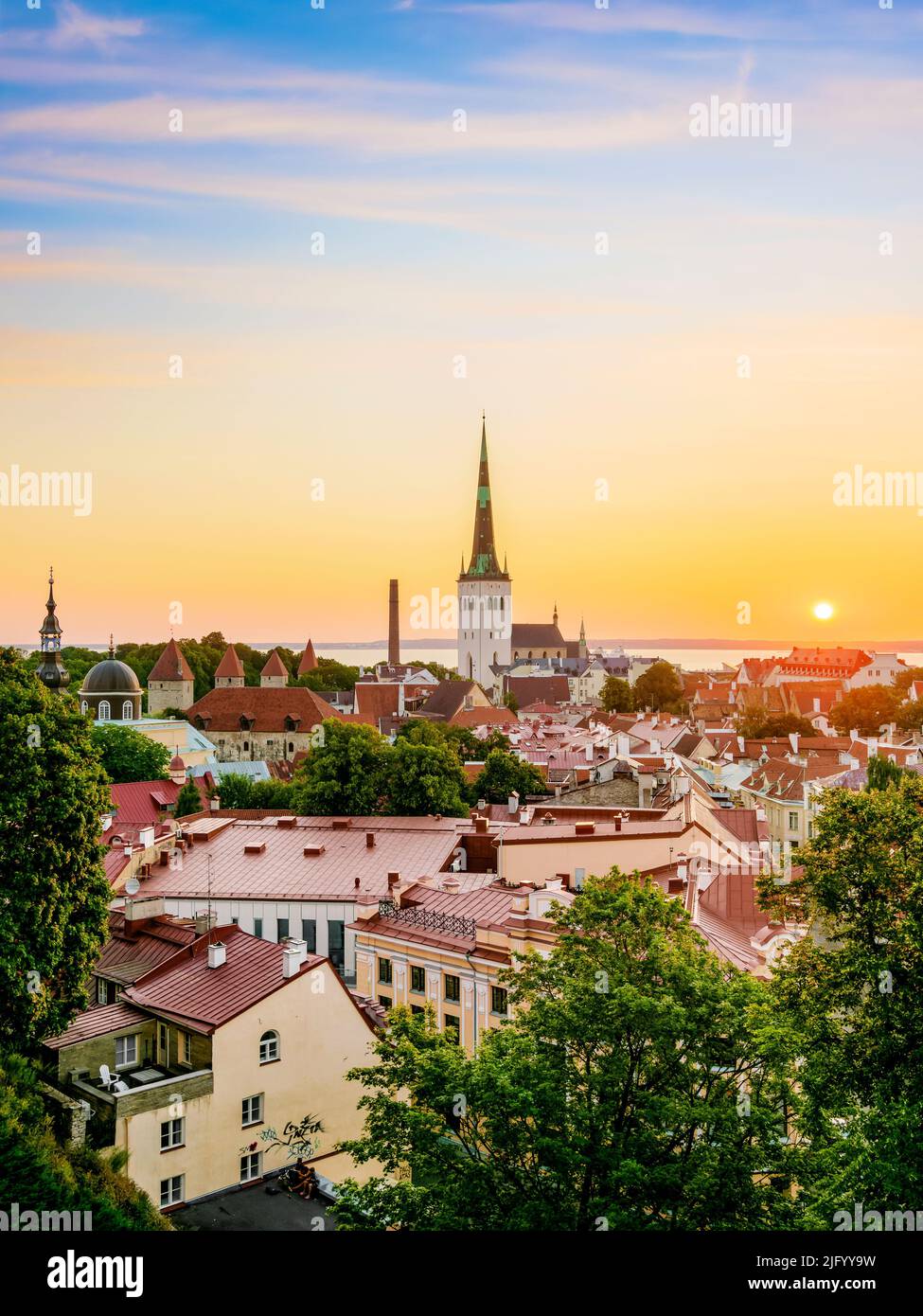 Blick über die Altstadt zur St. Olaf-Kirche bei Sonnenaufgang, UNESCO-Weltkulturerbe, Tallinn, Estland, Europa Stockfoto