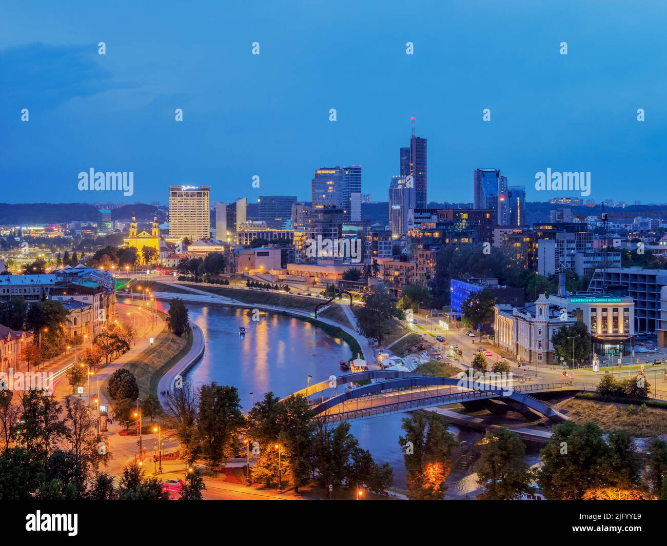 Blick über den Fluss Neris in Richtung Snipiskes, New City Centre, Dämmerung, Vilnius, Litauen, Europa Stockfoto