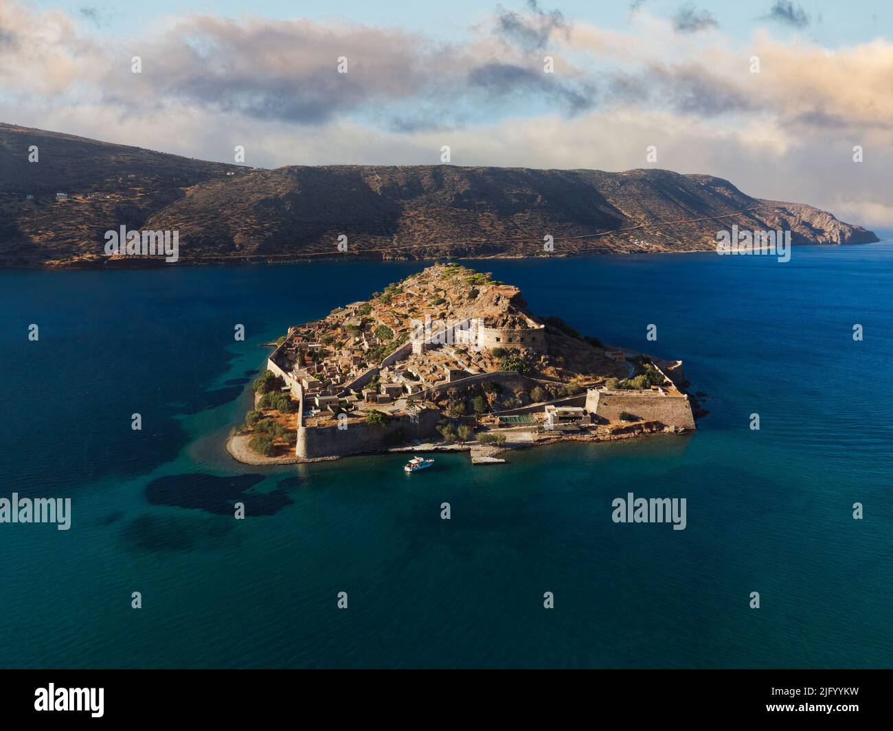 Luftdrohnenaufnahme von Spinalonga, verlassene Leprakolonie mit Befestigungsanlagen, derzeit eine Touristenattraktion, Kreta, griechische Inseln, Griechenland, Europa Stockfoto