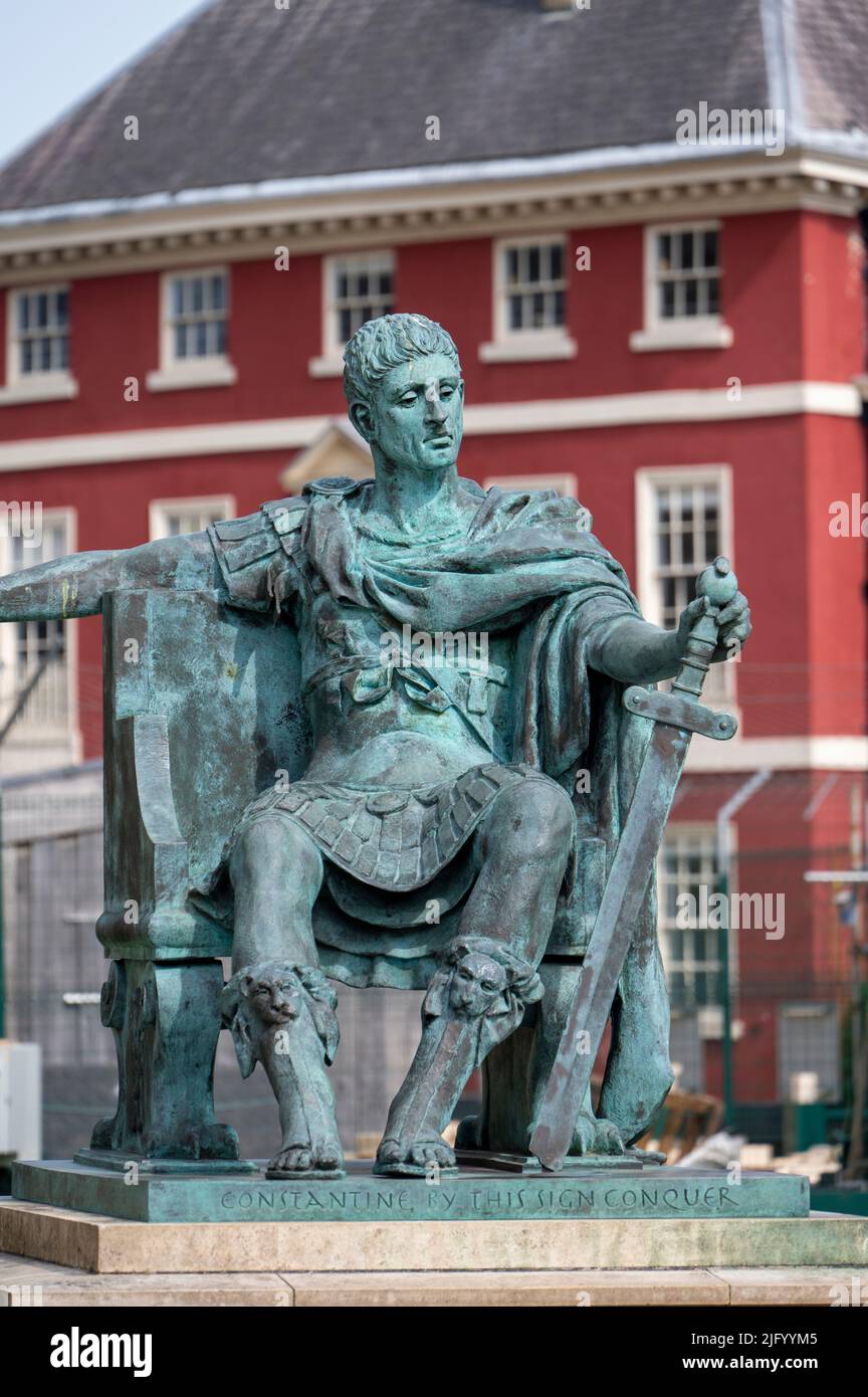 Statue von Konstantin dem Großen, dem ersten römischen Kaiser, der zum Christentum übertrat, York Minster, City of York, North Yorkshire, England Stockfoto