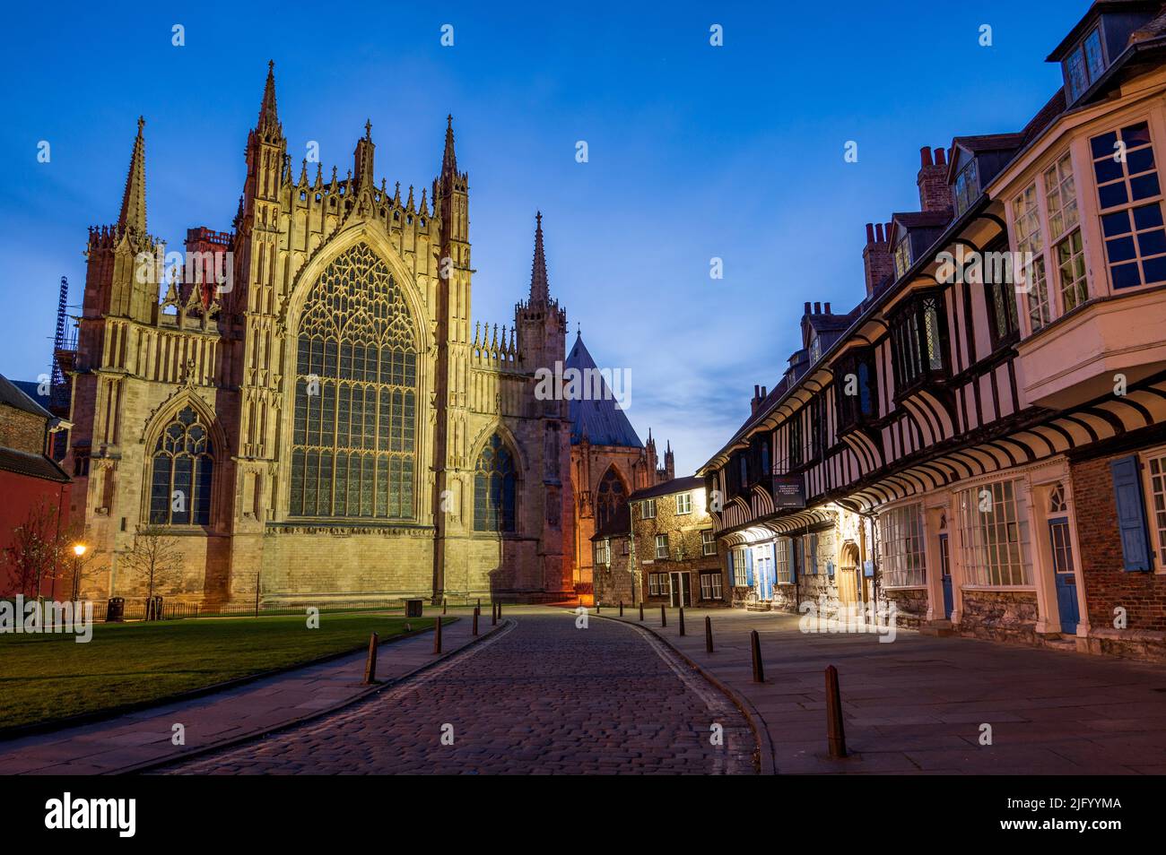 York Minster und College Street bei Nacht, City of York, Yorkshire, England, Vereinigtes Königreich, Europa Stockfoto