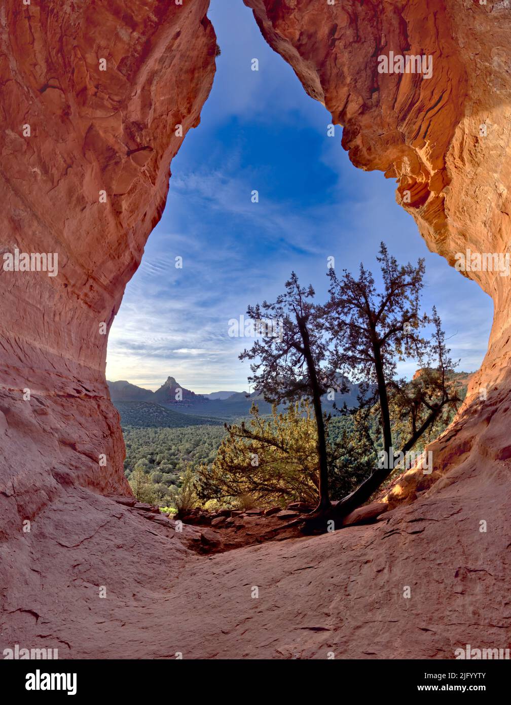 Die Birthing Cave auf der Seite des Mescal Mountain, wo indische Frauen in alten Zeiten zur Geburt kamen, Sedona, Arizona, USA Stockfoto