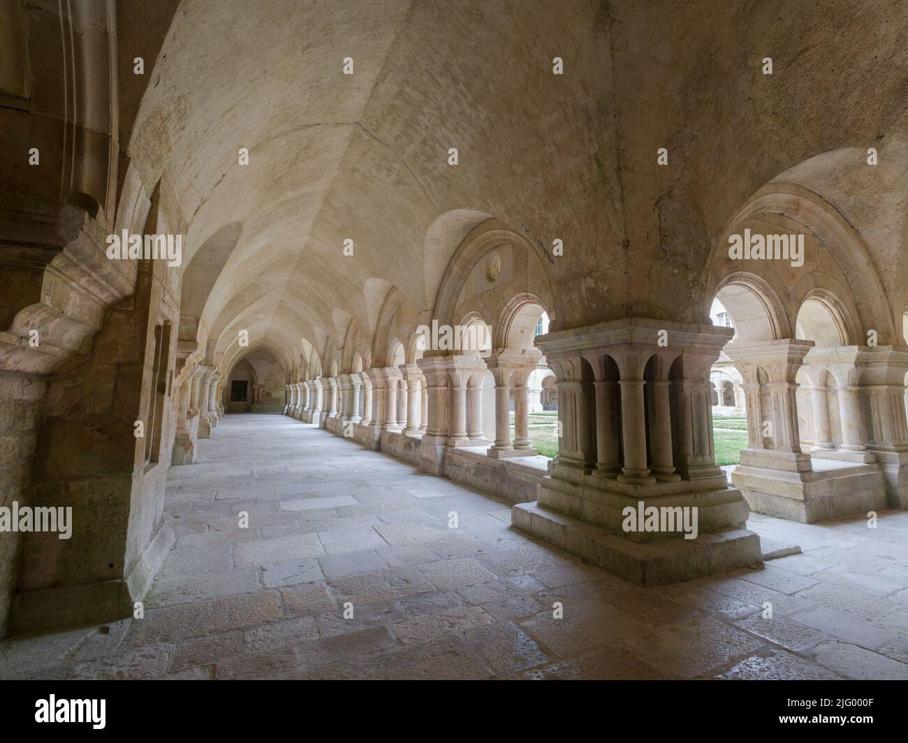 Langer Korridor des Klosters der Abtei von Fontenay, UNESCO-Weltkulturerbe, Marmagne, Cote-d'Or, Frankreich, Europa Stockfoto