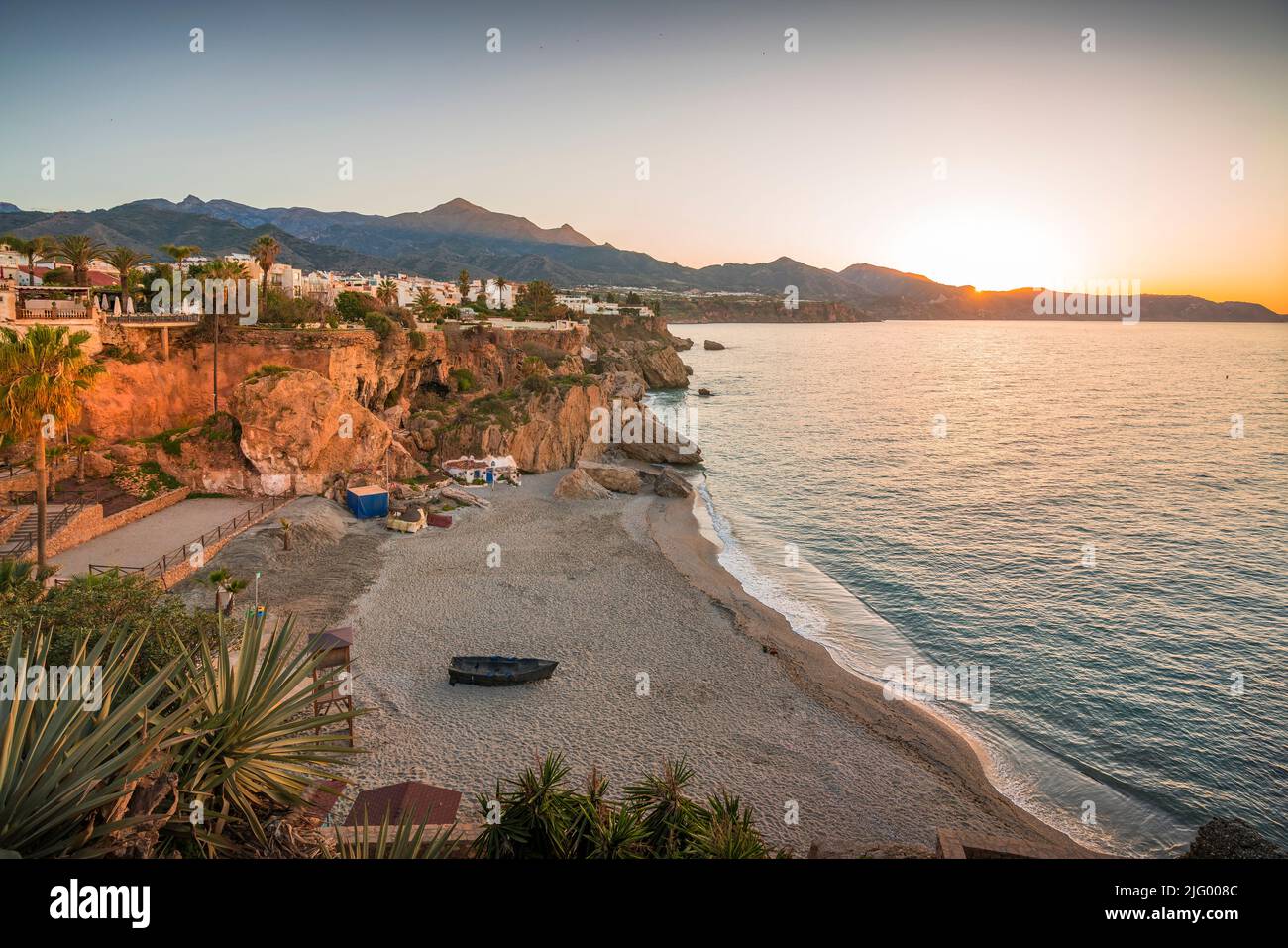 Blick auf den Strand Playa de Calahonda und die Küste bei Sonnenaufgang in Nerja, Costa del Sol, Provinz Malaga, Andalusien, Spanien, Mittelmeer, Europa Stockfoto