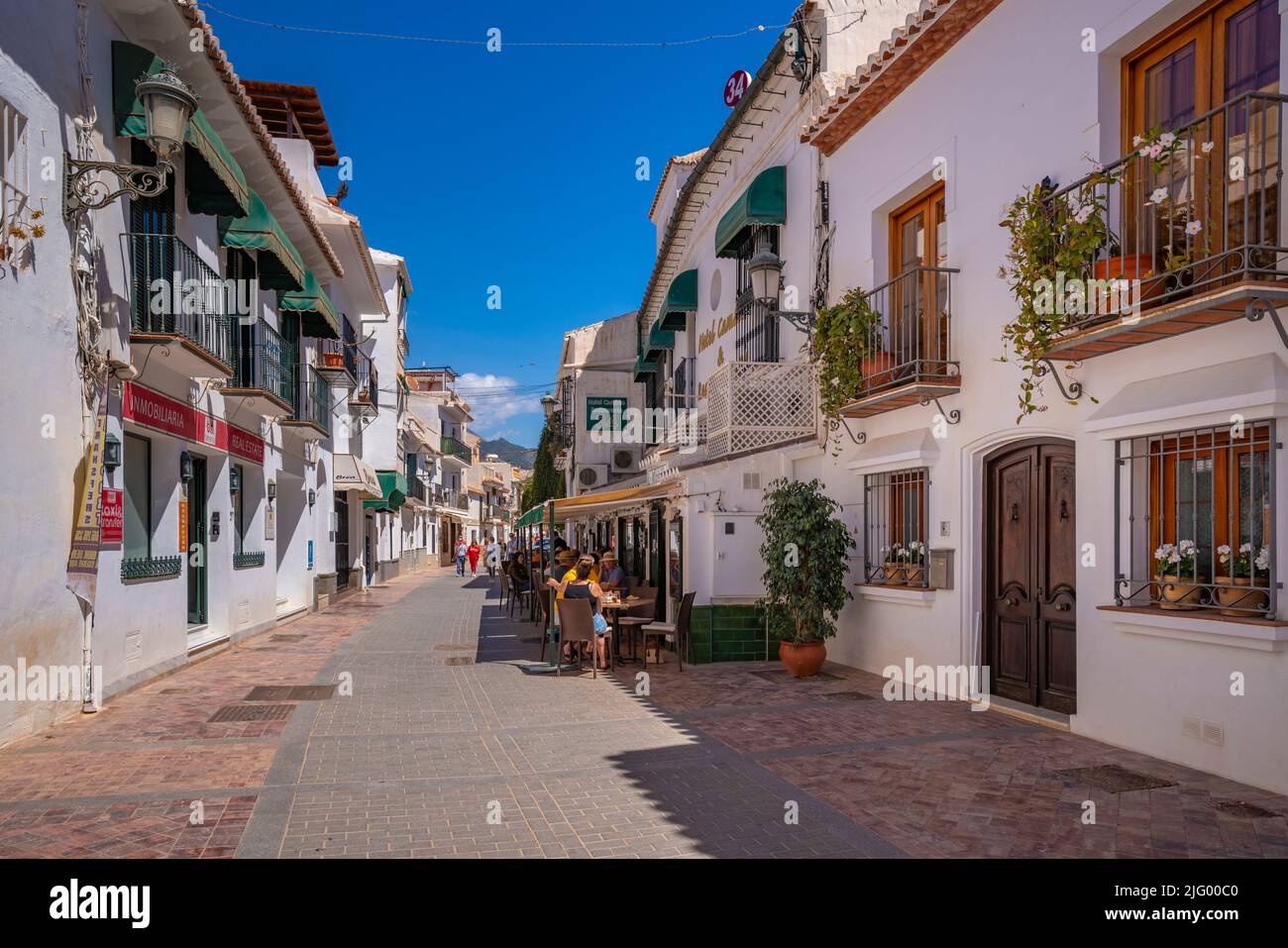 Blick auf Cafés und Restaurants in der Altstadt von Nerja, Nerja, Costa del Sol, Provinz Malaga, Andalusien, Spanien, Mittelmeer, Europa Stockfoto