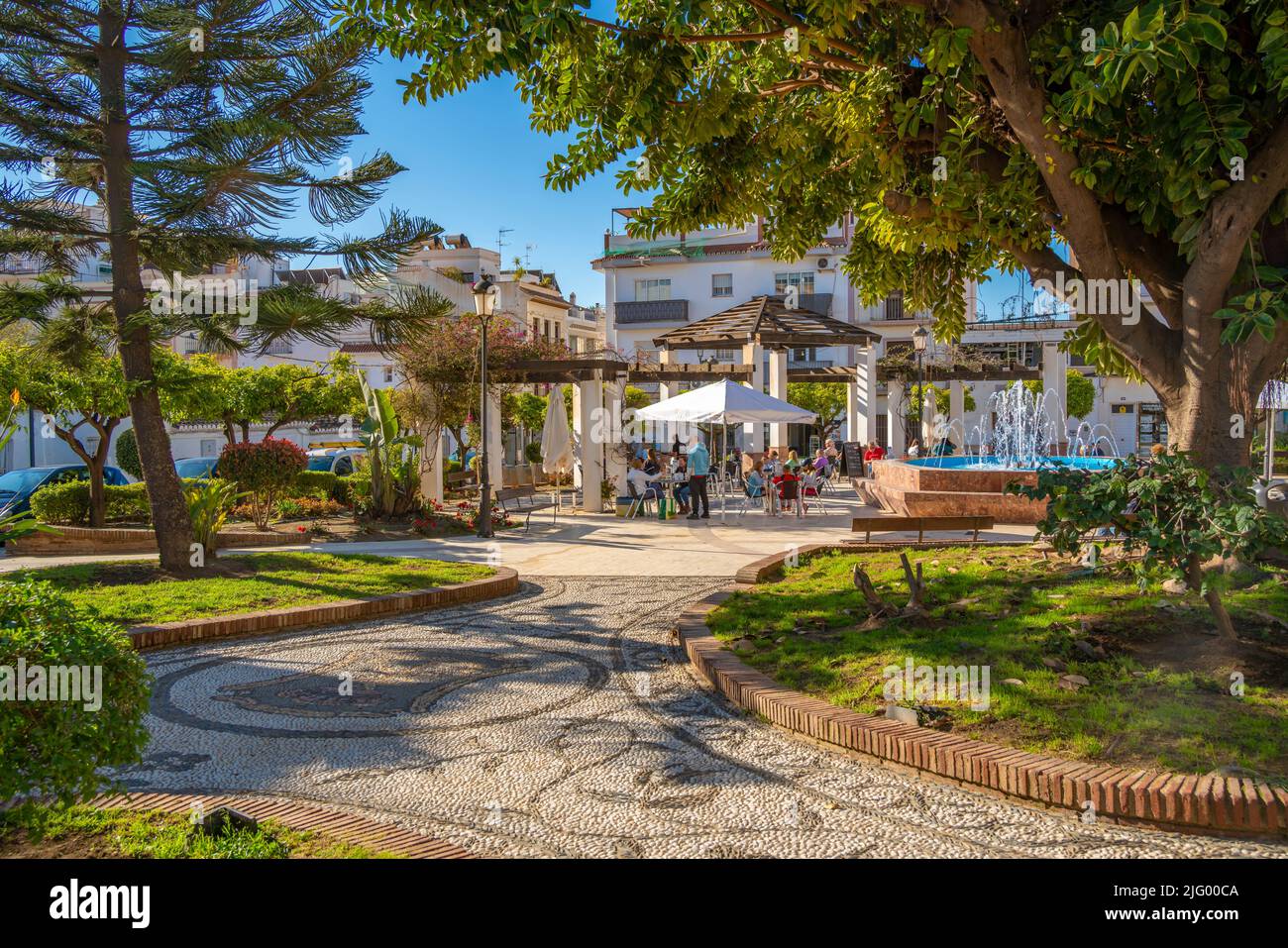 Café und Brunnen auf der Plaza Cantarero, Nerja, Provinz Malaga, Andalusien, Spanien, Mittelmeer, Europa Stockfoto