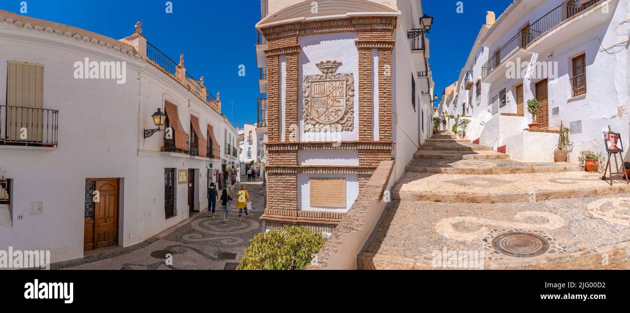 Blick auf weiß getünchte Häuser und Einkaufsbummel in einer engen Straße, Frigiliana, Provinz Malaga, Andalusien, Spanien, Mittelmeer, Europa Stockfoto