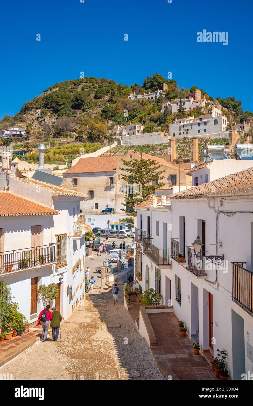 Blick auf weiß getünchte Häuser und Berge im Hintergrund, Frigiliana, Provinz Malaga, Andalusien, Spanien, Mittelmeer, Europa Stockfoto