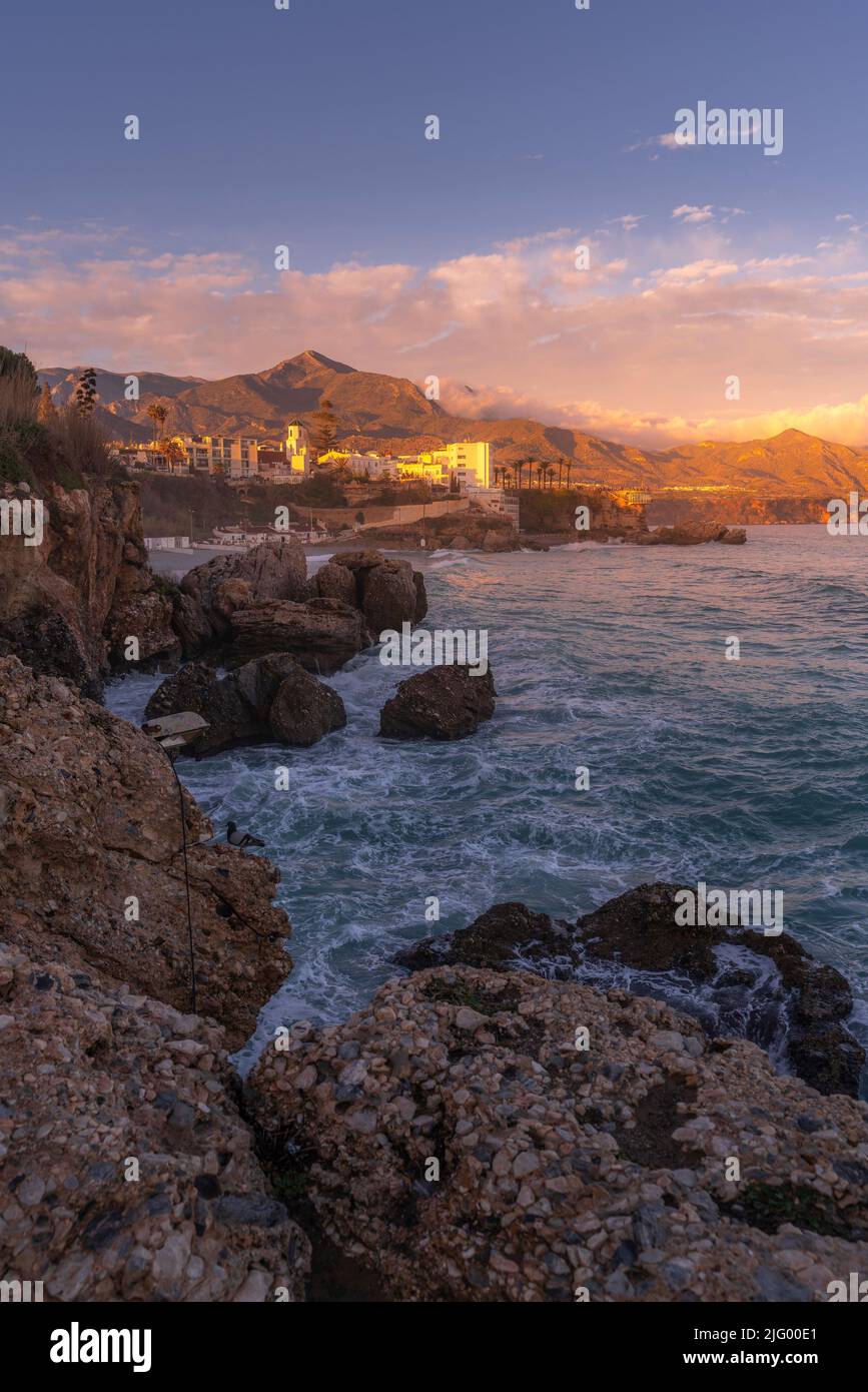 Blick auf Parroquia El Salvador und Küste bei Sonnenuntergang in Nerja, Nerja, Provinz Malaga, Andalusien, Spanien, Mittelmeer, Europa Stockfoto