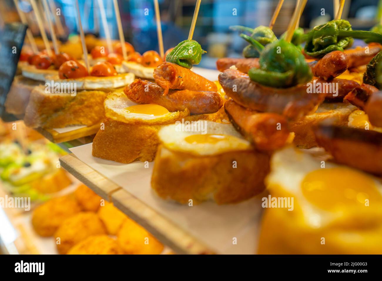 Blick auf Tapas im Food Court des Mercat des Peix, Mahon (Mao), Menorca, Balearen, Spanien, Mittelmeer, Europa Stockfoto