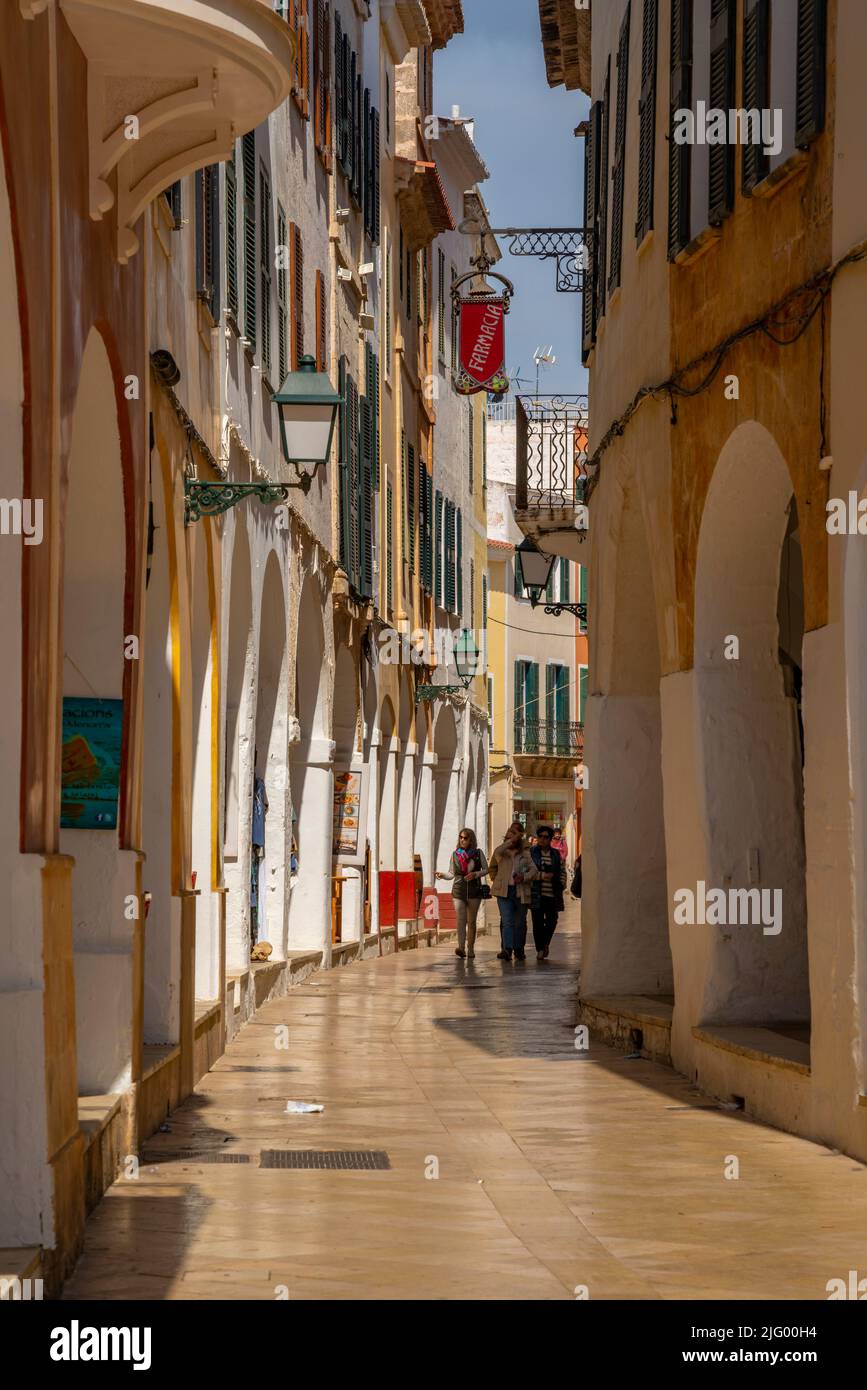 Blick auf pastellfarbene Arkaden in einer engen Straße, Ciutadella, Menorca, Balearen, Spanien, Mittelmeer, Europa Stockfoto