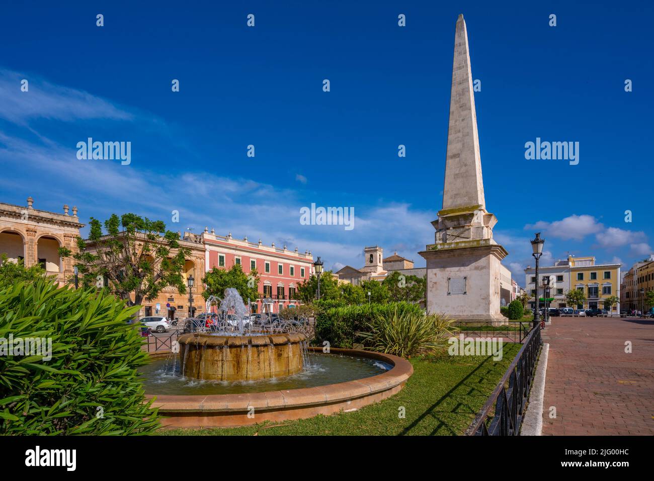 Blick auf die Obelisc de Ciutadella in Placa des Born, Ciutadella, Menorca, Balearen, Spanien, Mittelmeer, Europa Stockfoto