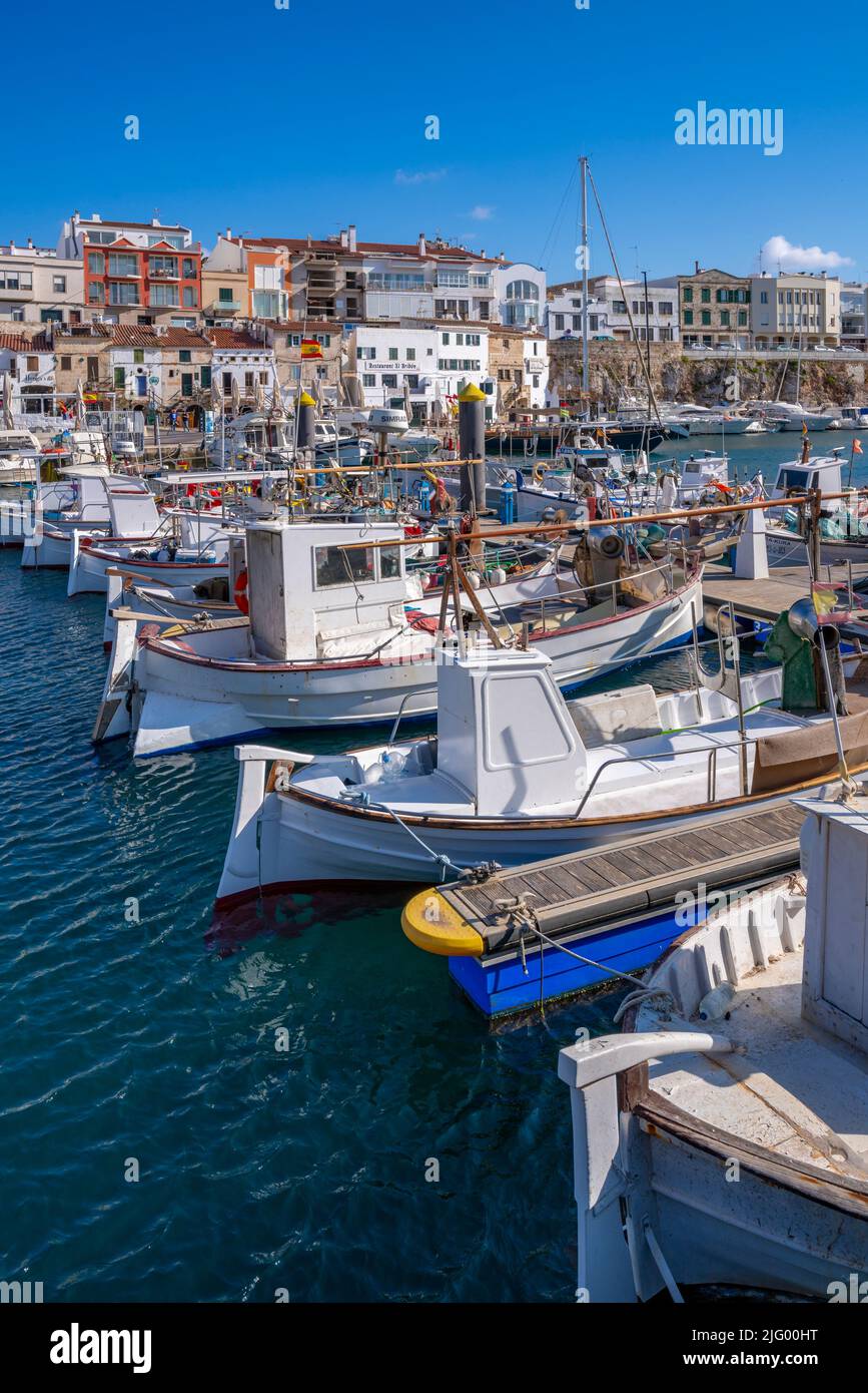 Blick auf die Boote in der Marina mit weißen Häusern, Ciutadella, Menorca, Balearen, Spanien, Mittelmeer, Europa Stockfoto