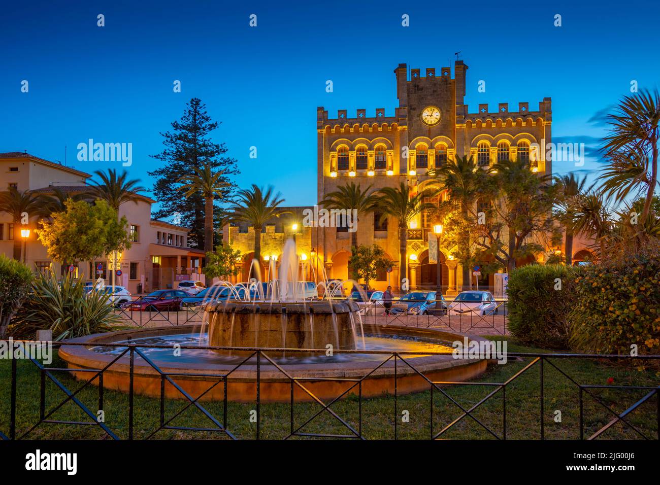 Blick auf Brunnen und Rathaus in Placa des Born in der Abenddämmerung, Ciutadella, Menorca, Balearen, Spanien, Mittelmeer, Europa Stockfoto